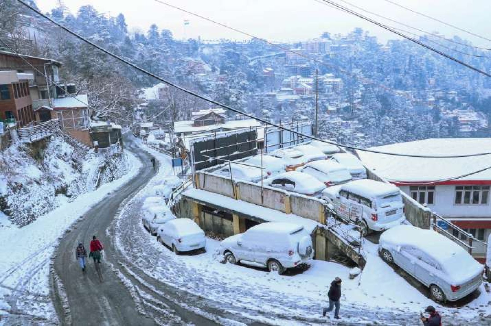 पहाड़ों में बर्फबारी का असर, घूमने जाने से पहले जांच लें मौसम का हाल