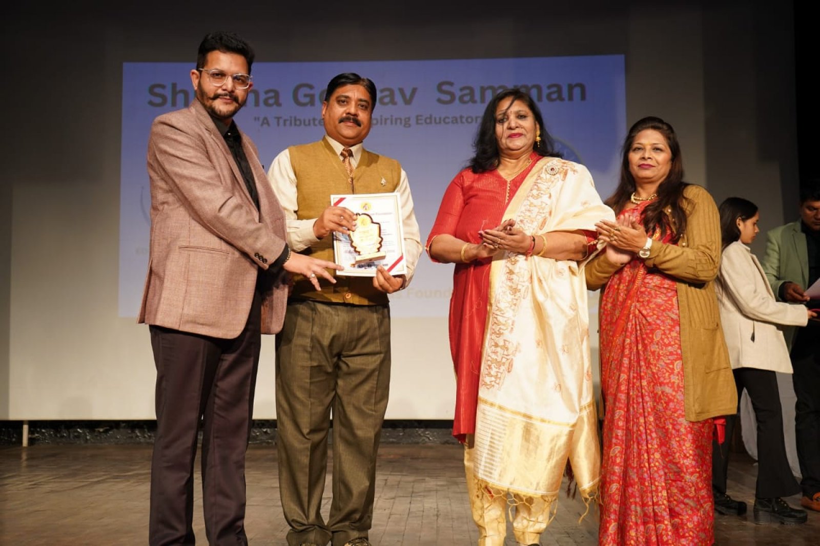 डी डी एम साई कॉलेज ऑफ एजुकेशन के प्रोफेसर को शिक्षा गौरव सम्मान देकर किया सम्मानित