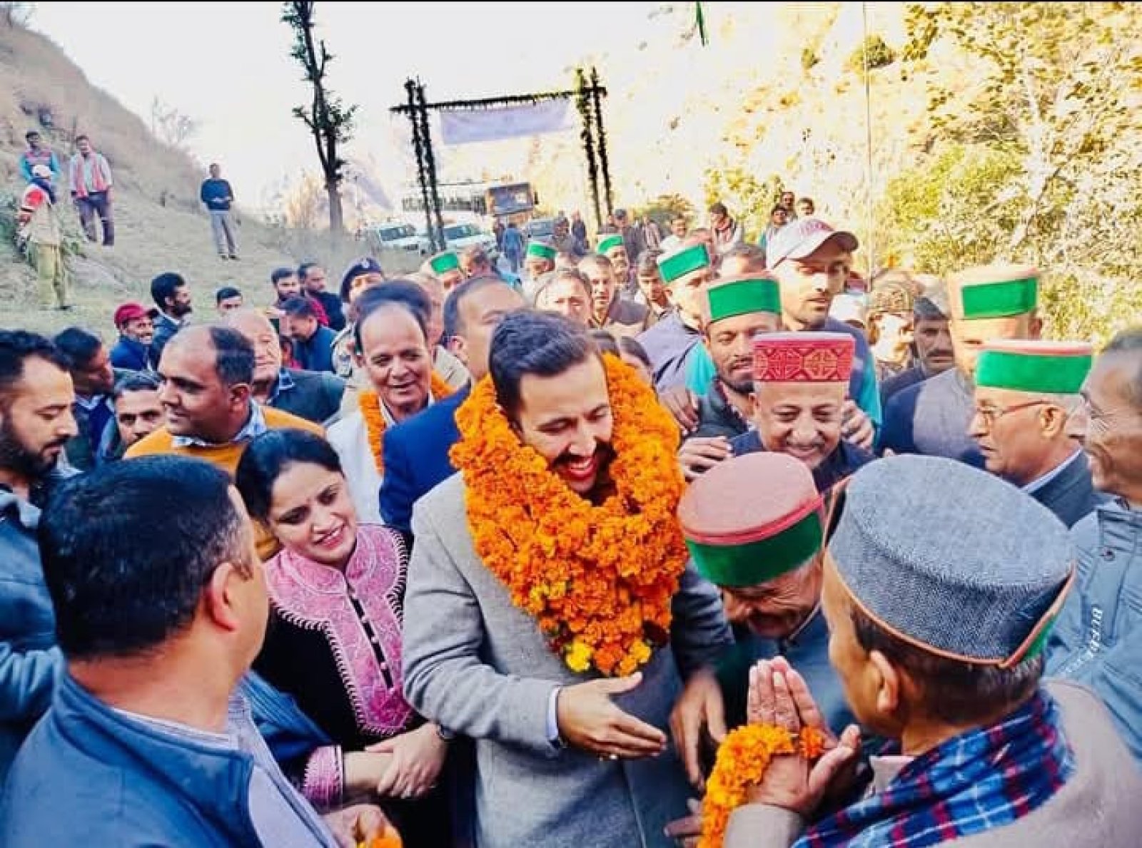 हम सरकार व विभाग, कार्यालय में बैठकर नहीं जनता के घर द्वार जाकर चलाने में विश्वास रखते हैं: विक्रमादित्य सिंह