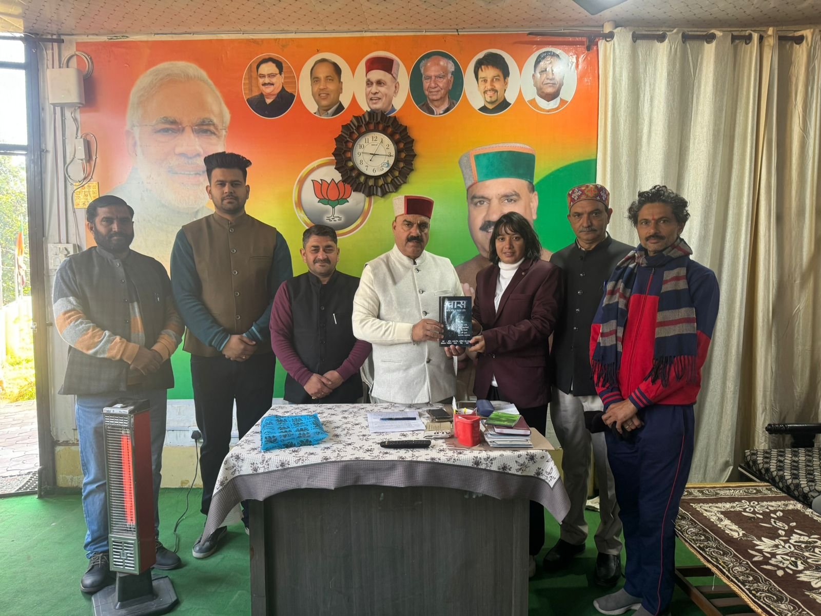 युवा लेखिका अंकु ठाकुर ने विधायक इंद्र दत्त लखनपाल को भेंट की अपनी पुस्तक 'श्वास' की प्रति