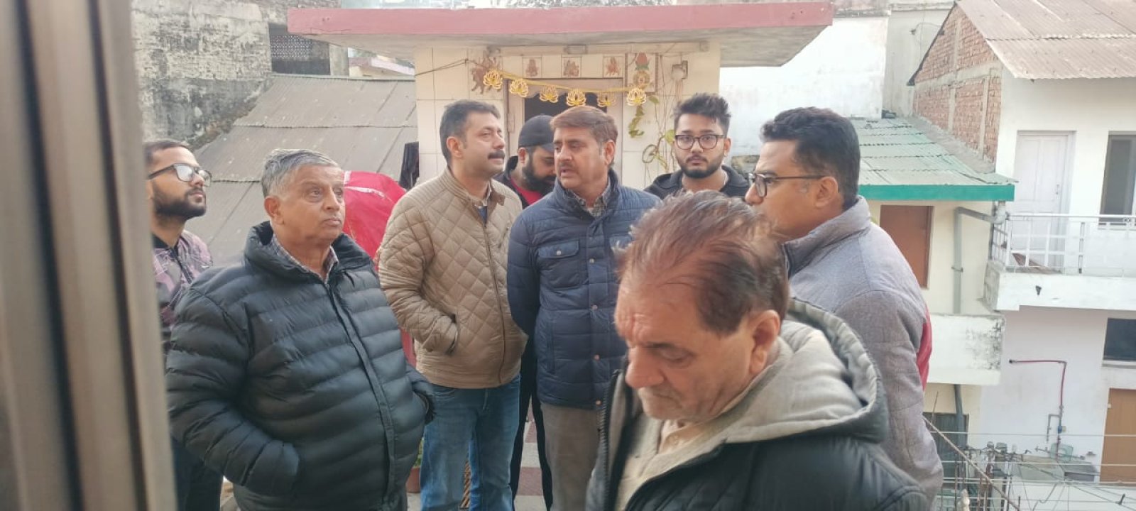 कांगड़ा विधायक ने मकान में लगी आग से हुए नुकसान का लिया जायजा