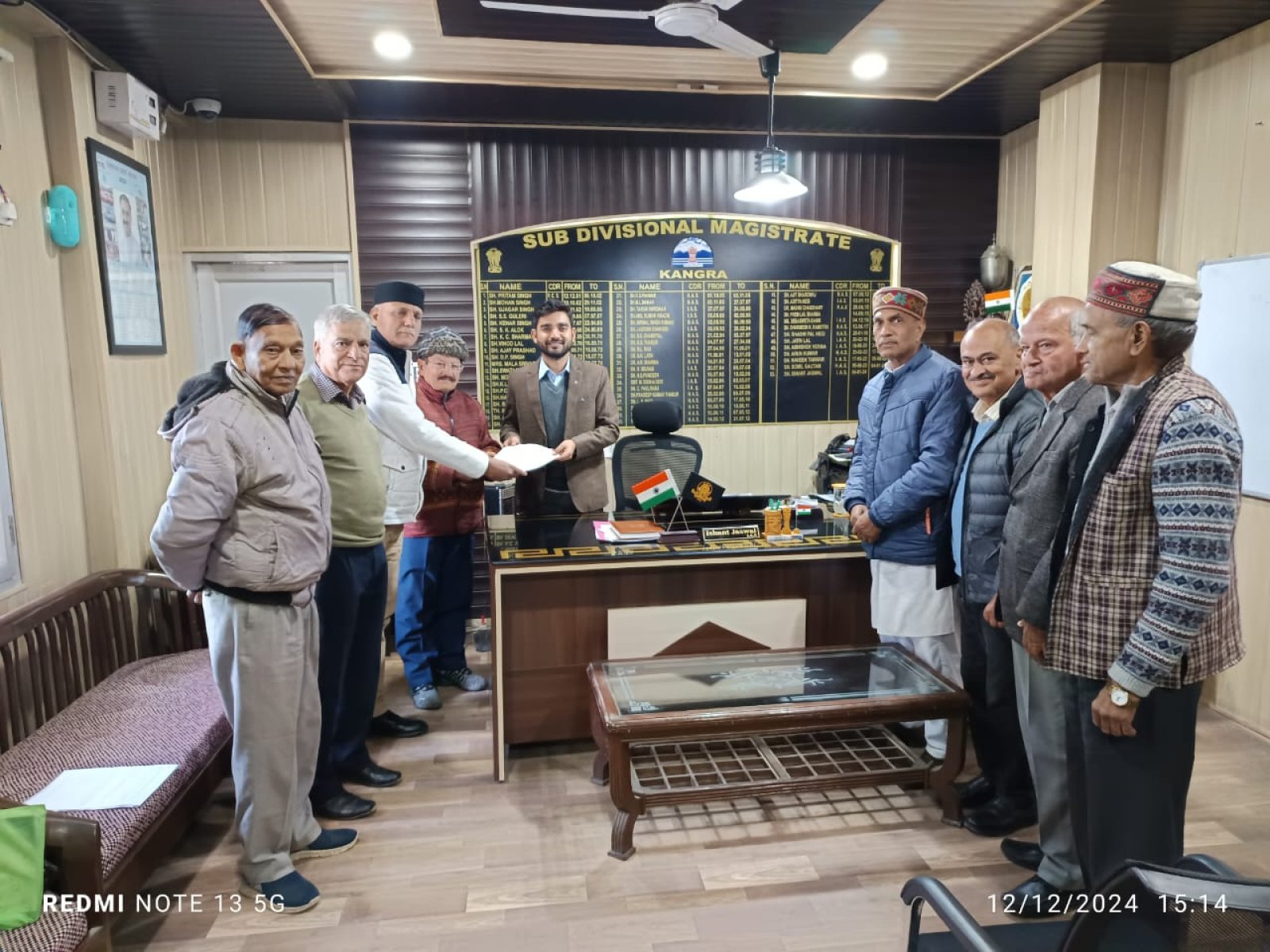 वरिष्ठ नागरिक मंच के सदस्यों ने एसडीएम को सौंपा ज्ञापन
