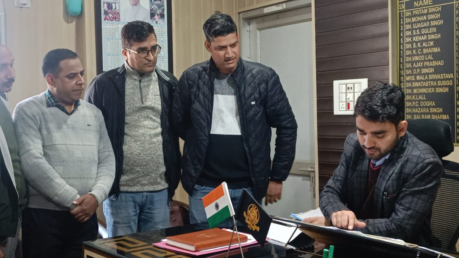हाई स्कूल का रास्ता बंद, ग्रामीणों में आक्रोश