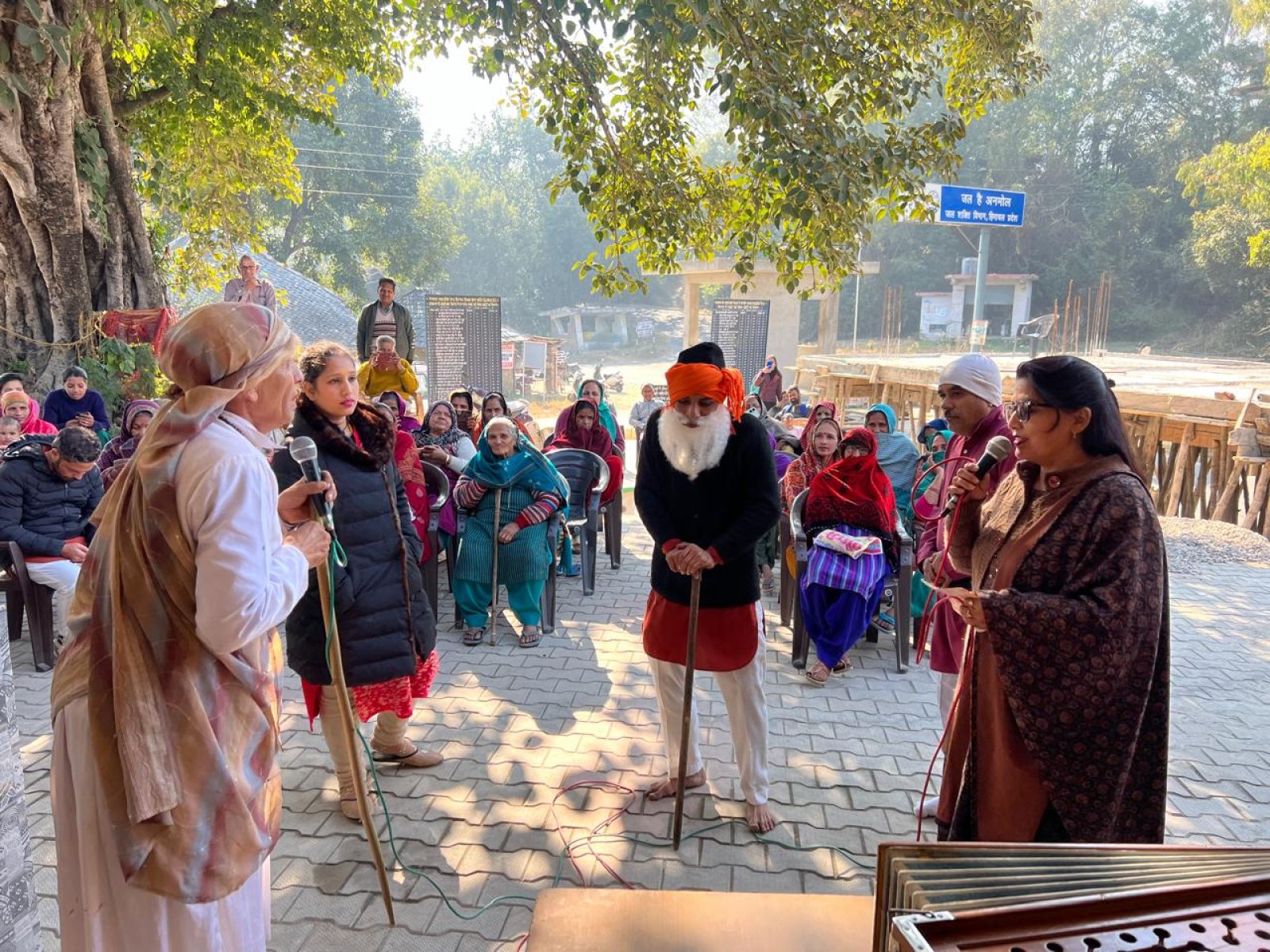 नटराज कला मंच द्वारा लघु नाटक के माध्यम से सरकारी योजनाओं की जानकारी देते हुए कलाकार