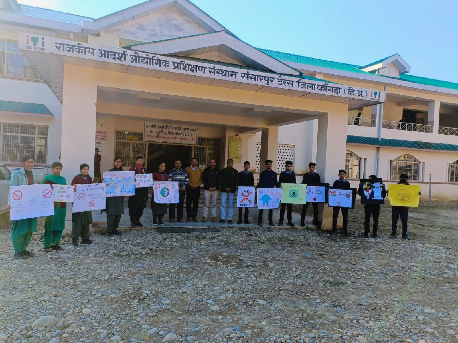 बस पास बनवाने के लिए संसारपुर टेरेस से देहरा आ रहे छात्र