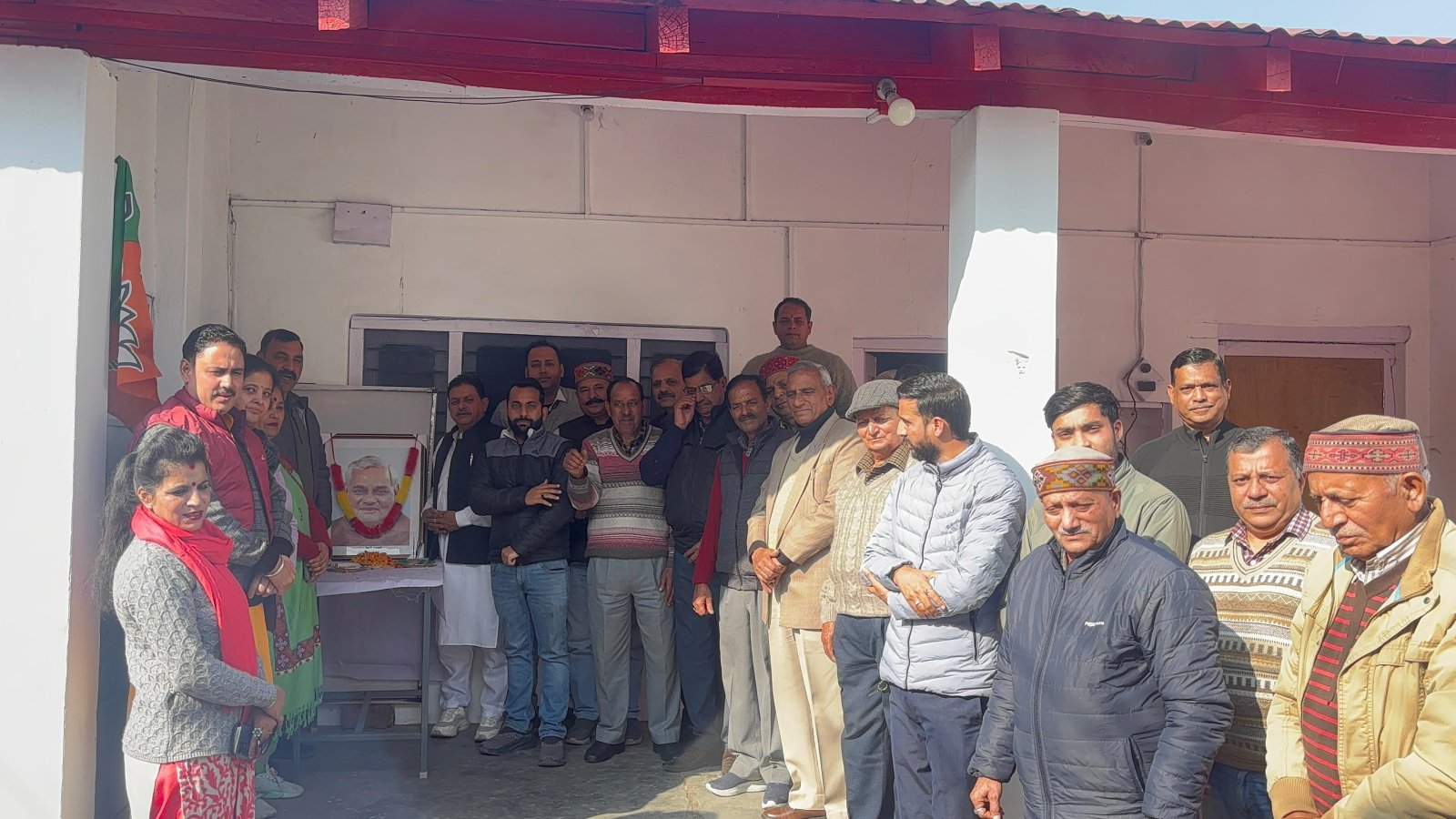 "नगरोटा बगवां में भाजपा ने मनाया अटल बिहारी वाजपेयी का 100वां जन्मदिन"