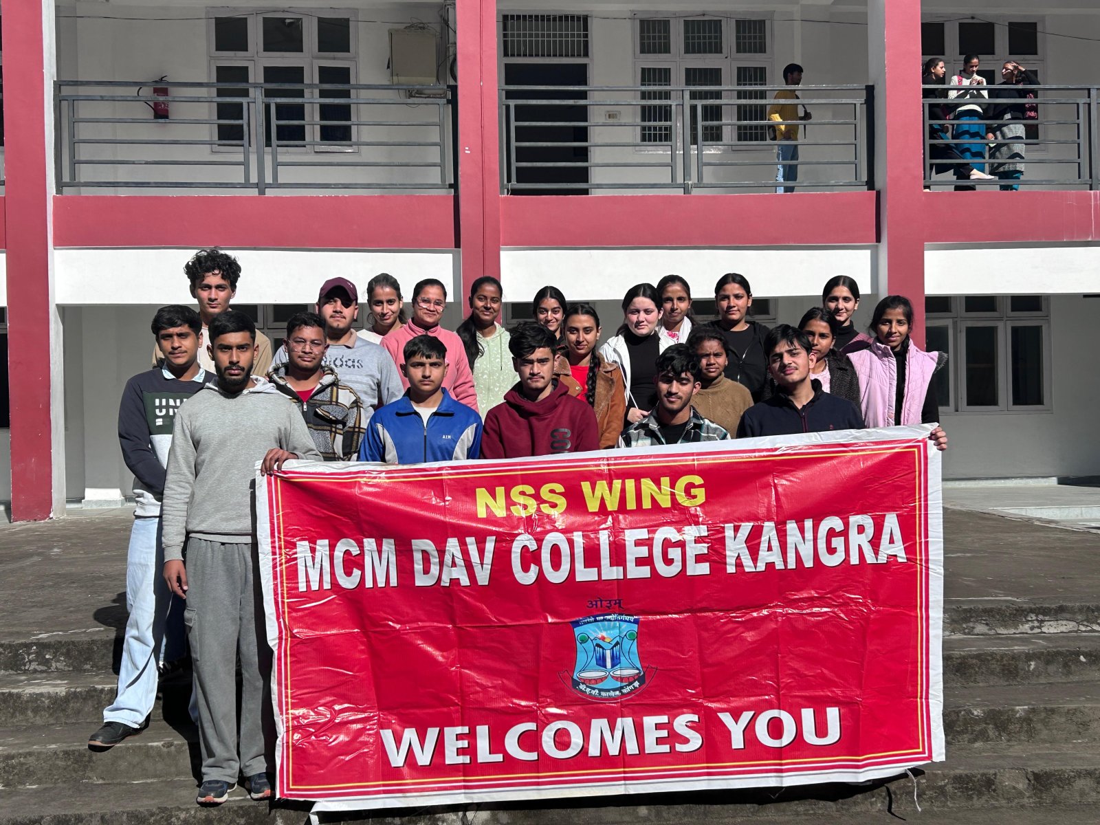 एमसीएम डीएवी कॉलेज कांगड़ा के एनएसएस स्वयंसेवियों ने माता ब्रजेश्वरी मंदिर गली की साफ सफाई की
