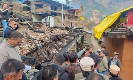 अग्निकांड से प्रभावितों से मिलने व नुकसान का जायजा लेने तांदी गांव पहुंचे युवा मंत्री विक्रमादित्य सिंह