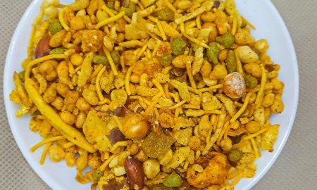 हिमाचल: खराब नमकीन बेचने पर शॉपकीपर को अनोखी सजा और जुर्माना