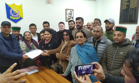 प्रियंका गांधी के अपमान पर धर्मशाला में फूटा कांग्रेस का गुस्सा, एसपी को सौंपा ज्ञापन