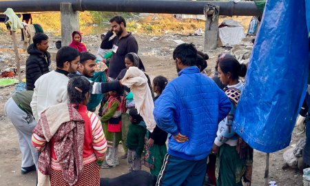 एनएसयूआई ने जरूरतमंदों को वितरित किए गर्म वस्त्र