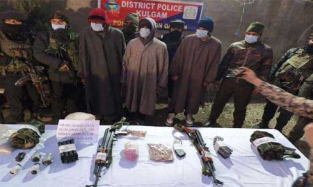 कुलगाम में सुरक्षा बलों ने एक आंतकवादी को हथियारों और गोला-बारूद के साथ किया गिरफ्तार