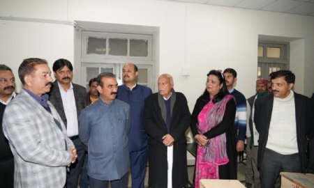 मुख्यमंत्री ने बालिका दिवस पर धर्मशाला में छात्राओं से की बातचीत, सभी को दिए 1000-1000 रुपये