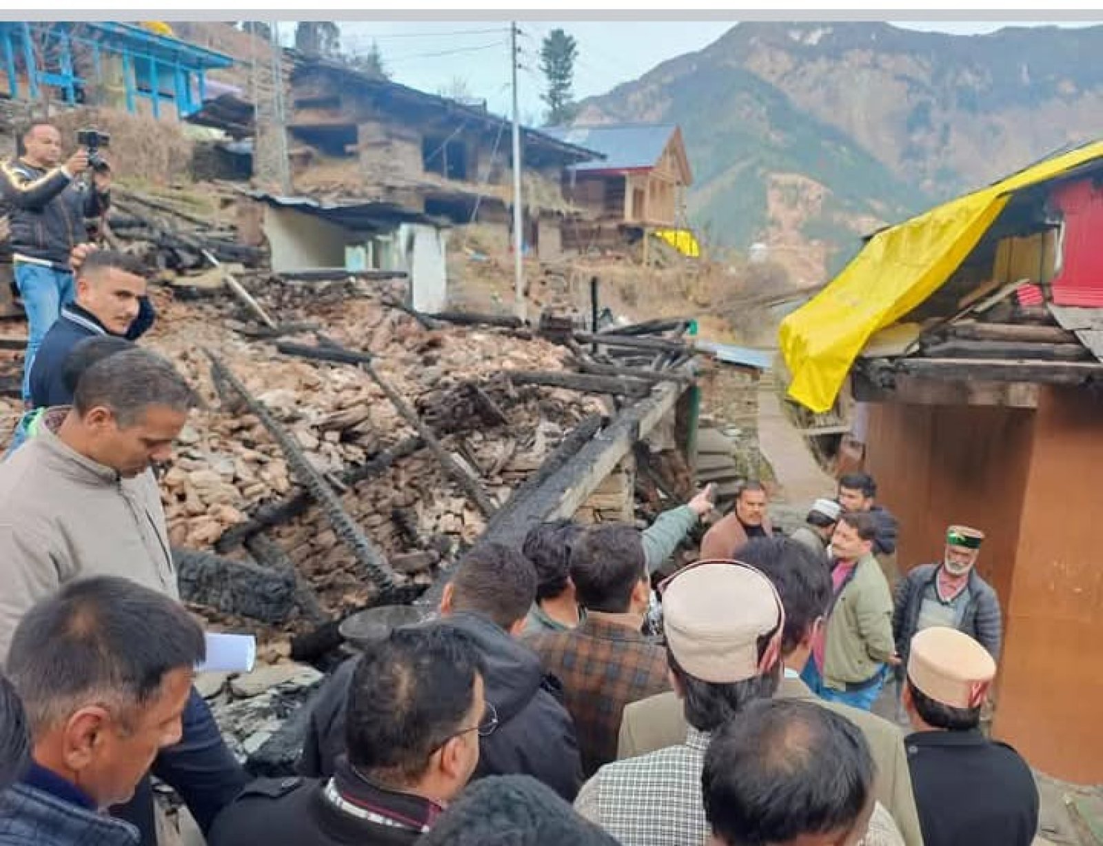 अग्निकांड से प्रभावितों से मिलने व नुकसान का जायजा लेने तांदी गांव पहुंचे युवा मंत्री विक्रमादित्य सिंह