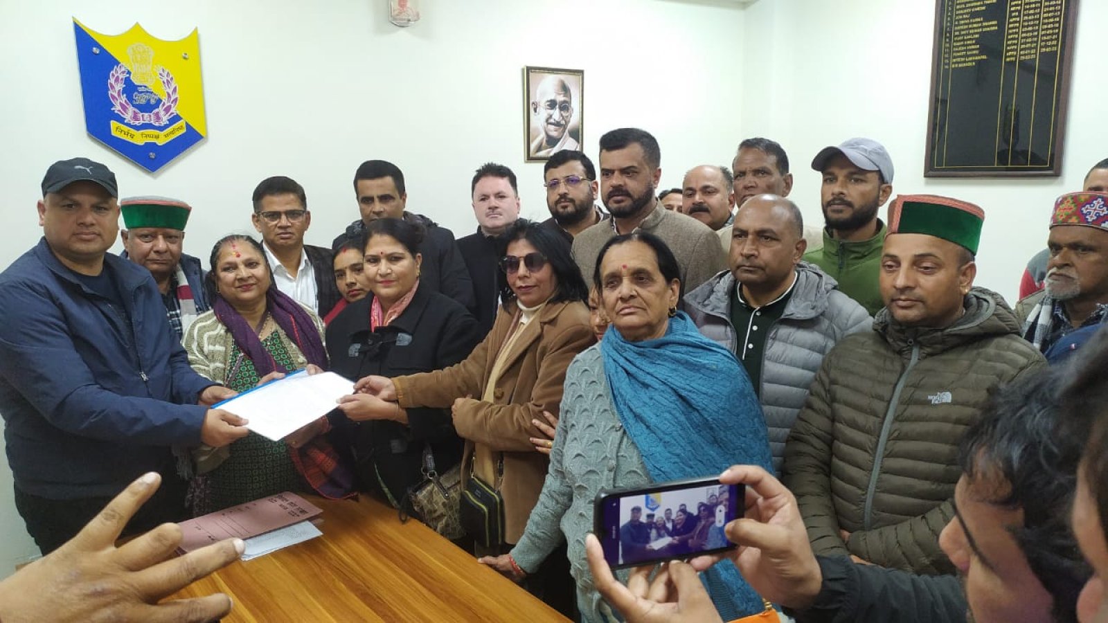 प्रियंका गांधी के अपमान पर धर्मशाला में फूटा कांग्रेस का गुस्सा, एसपी को सौंपा ज्ञापन
