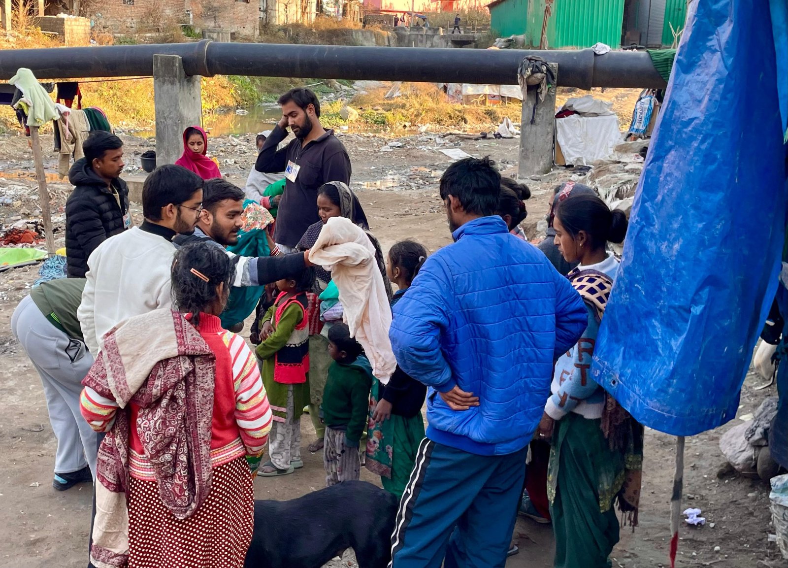 एनएसयूआई ने जरूरतमंदों को वितरित किए गर्म वस्त्र