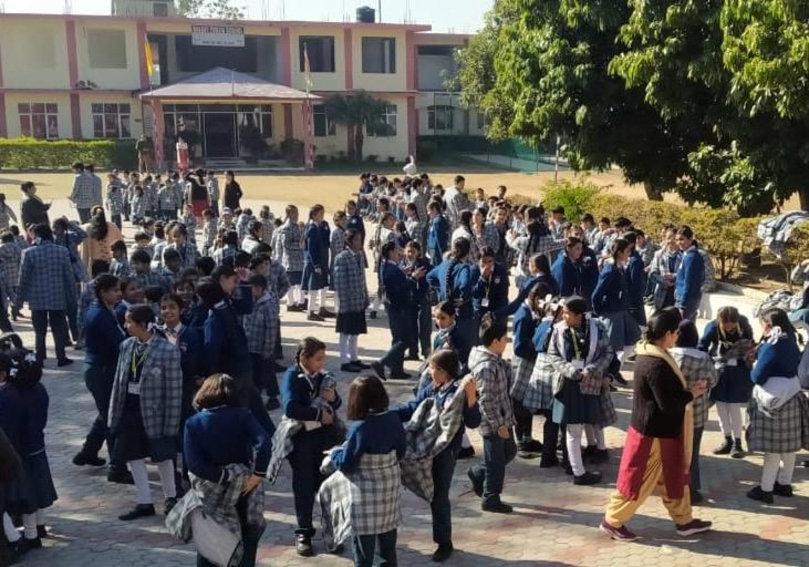 गैलेक्सी पब्लिक स्कूल में धूमधाम से मनाया लोहड़ी का त्यौहार