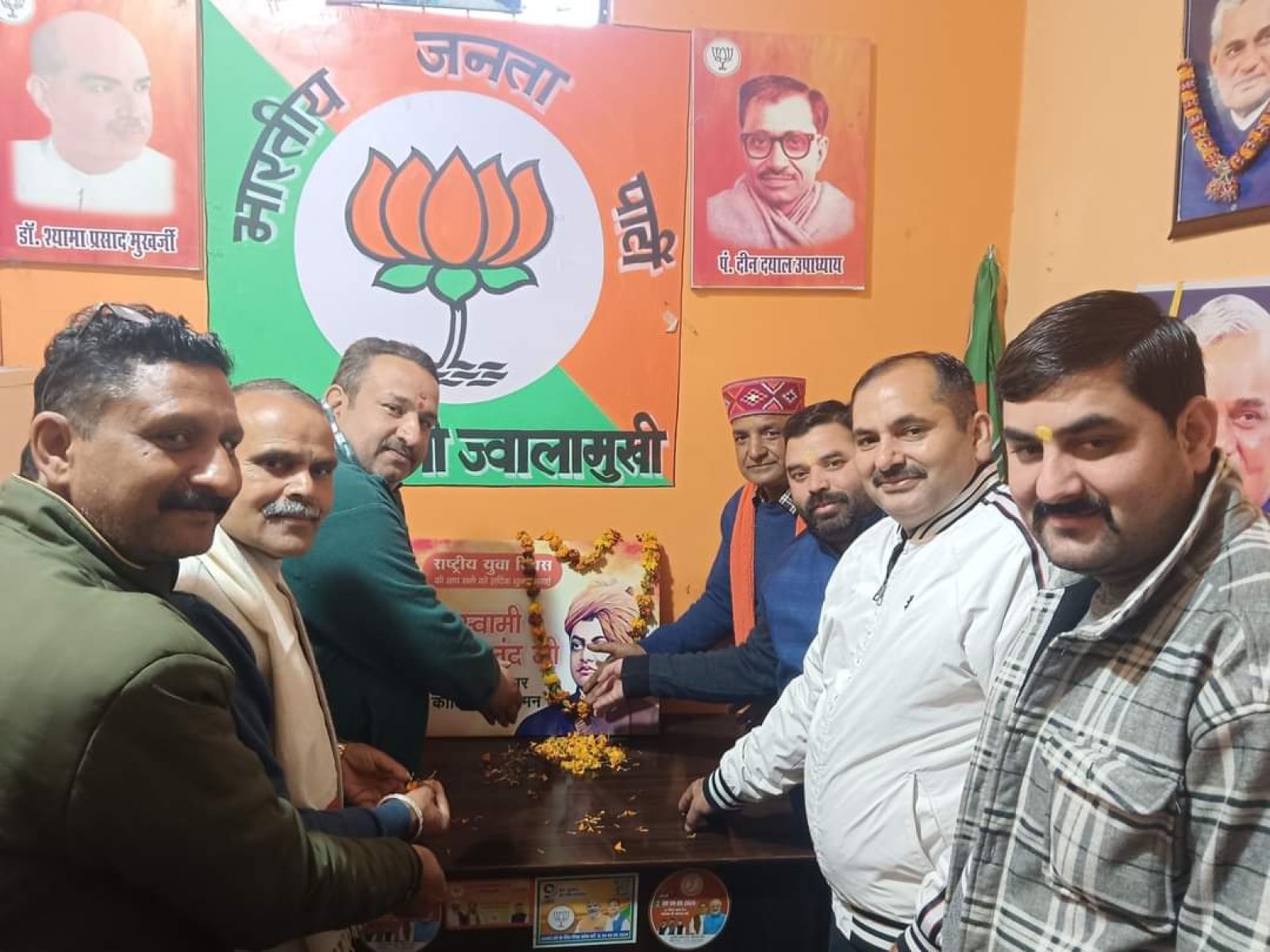स्वामी विवेकानंद जयंती पर भाजपा कार्यकर्ताओं ने किया माल्यार्पण