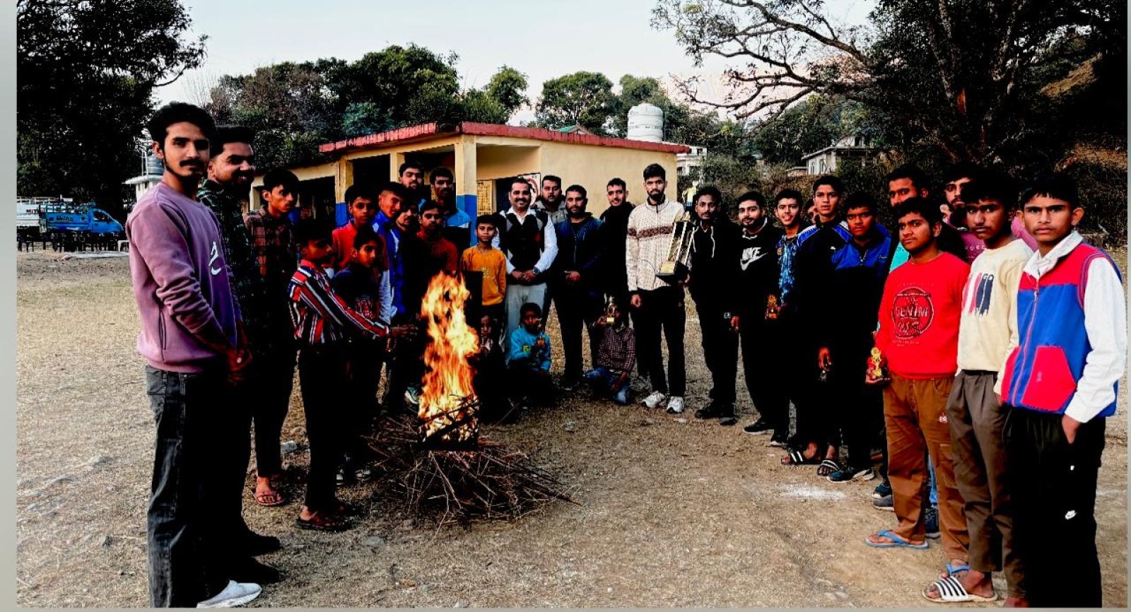 कांगड़ा: युवा नेता राजेश परियाल ने खोली में मनाई लोहड़ी