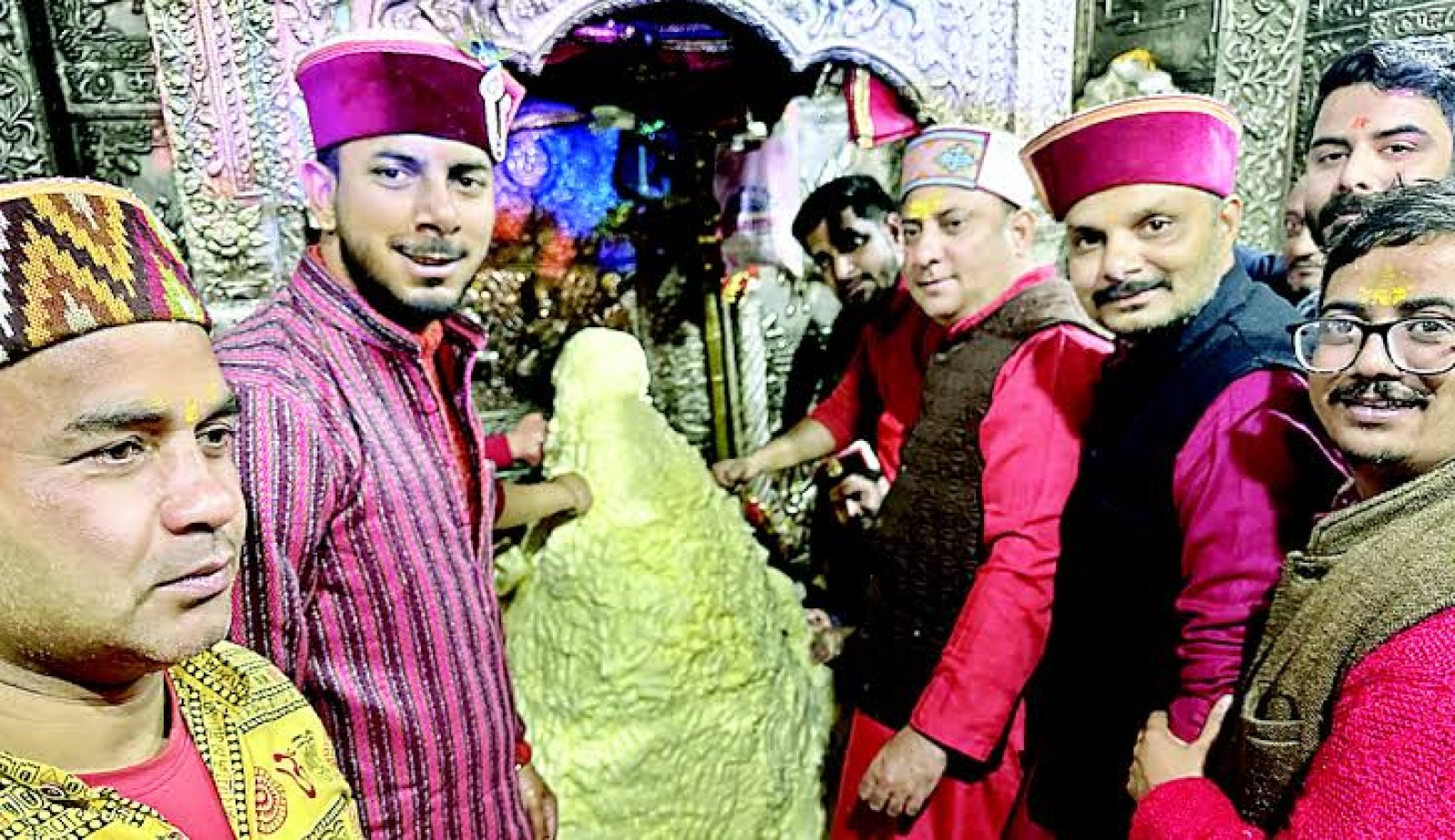 मक्खन से सजे पिंडी के दर्शन के लिए उमड़े माँ बज्रेश्वरी के भक्त