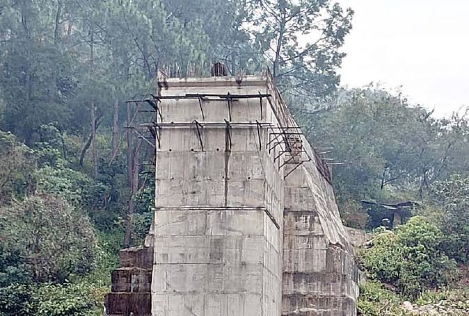 आठ साल से अधूरा जलाड़ी पुल, लोग कार्रवाई की मांग पर अड़े
