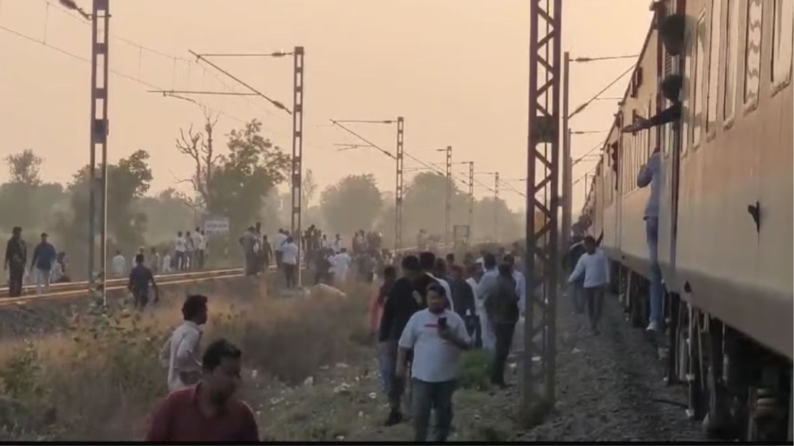 महाराष्ट्र: पुष्पक एक्सप्रेस में आग की अफवाह से मचा हड़कंप, दूसरी ट्रेन की चपेट में आकर 11 की मौत