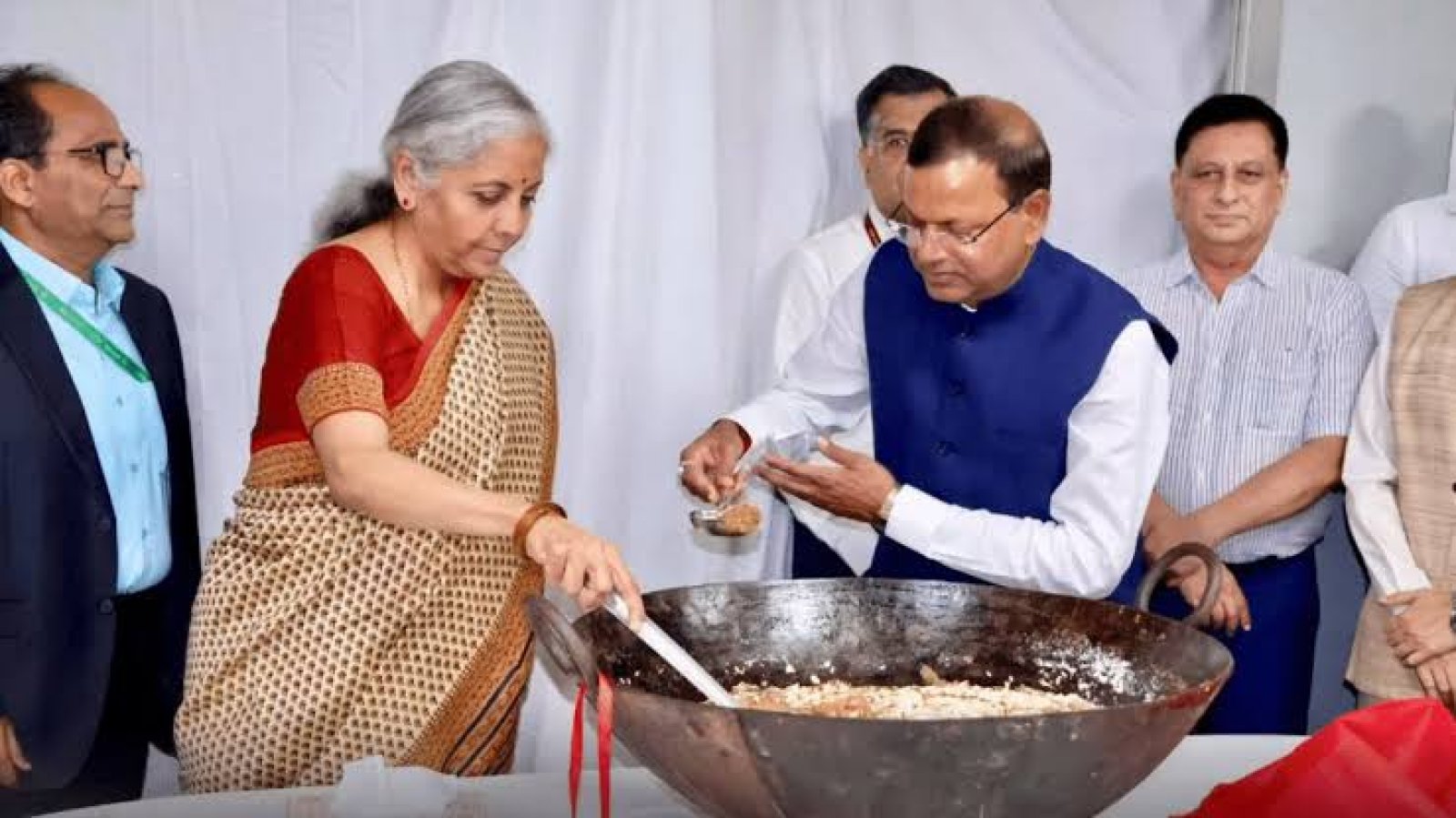 Budget 2025: हलवा सेरेमनी क्या है और क्यों बजट के दस्तावेज़ों पर बिठाया जाता है 'पहरा'?