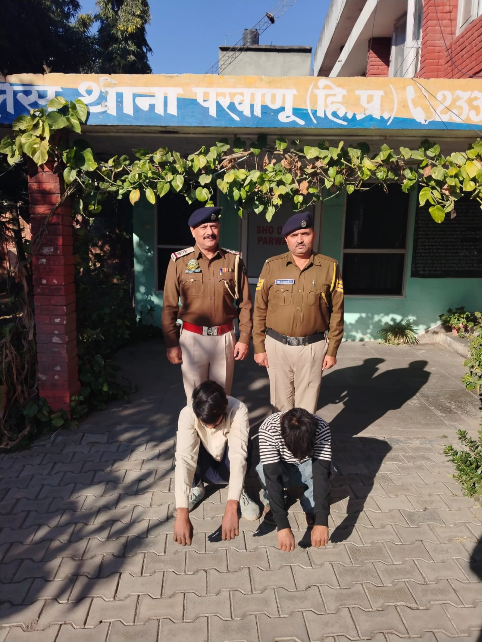 परवाणू में कार से पर्स चोरी, पुलिस ने 5 घंटे में किए दो आरोपी गिरफ्तार