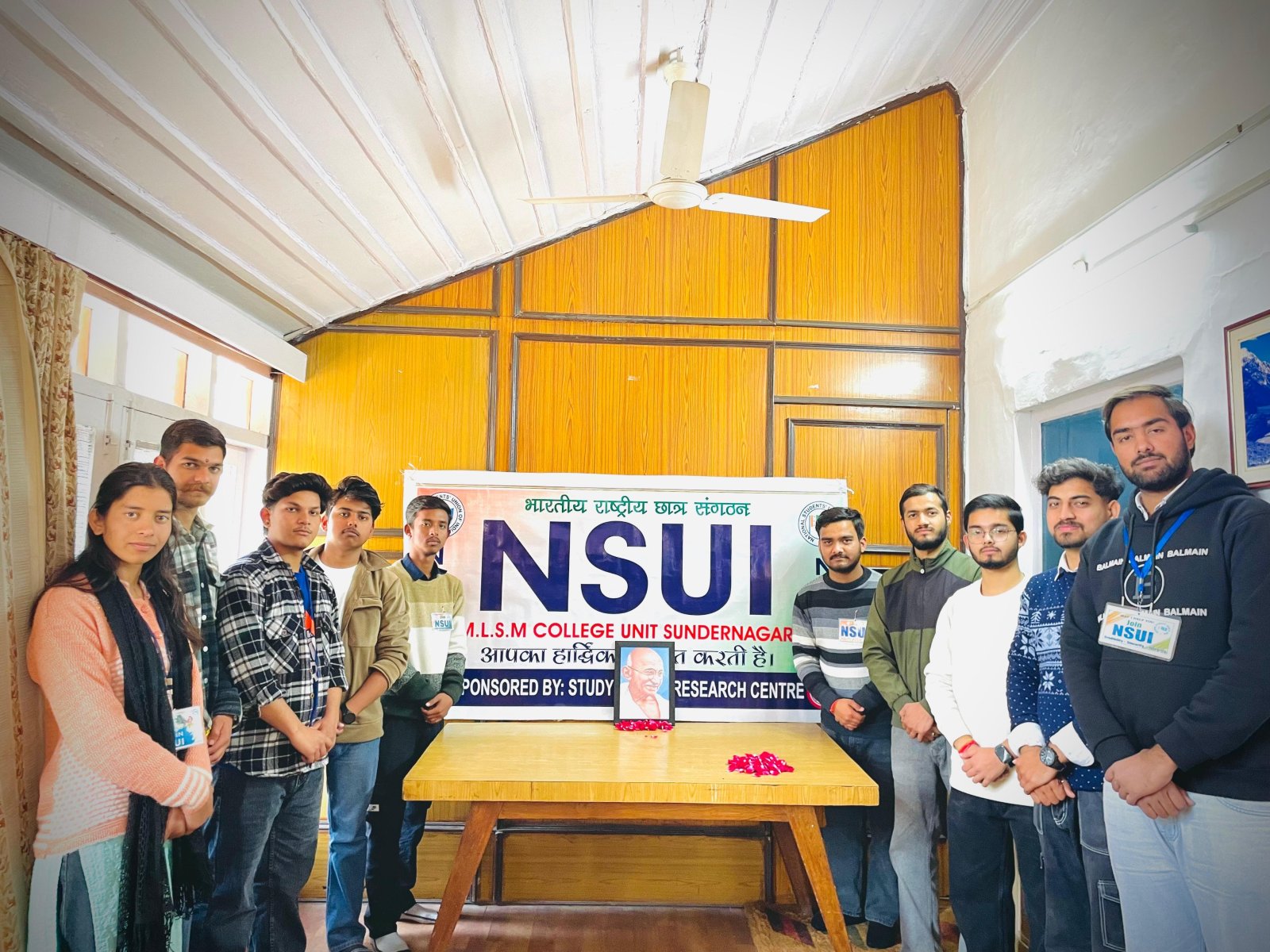 एनएसयूआई ने राष्ट्रपिता महात्मा गांधी को पुष्प अर्पित कर दी श्रद्धांजलि