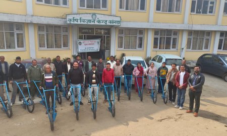 कृषि विज्ञान केंद्र कांगड़ा में किसानों को वितरित किए फार्म टूल 'बाइसिकल प्लाउ'