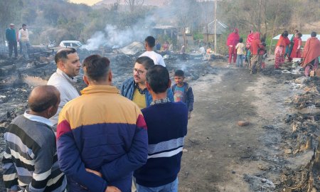 नादौन के फतेहपुर में भीषण आग, 30 झुग्गियां जलकर राख, प्रवासी श्रमिक बेघर