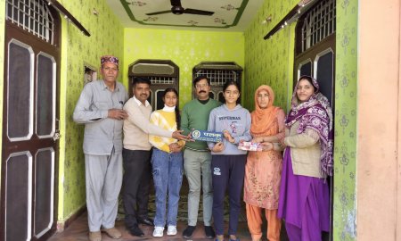 मेधावी पलक के घर लगी 'बेटी की नाम पट्टिका', बेटियों को प्रोत्साहित करने की पहल