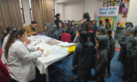 केंद्रीय विद्यालय नादौन में सांसद मोबाइल स्वास्थ्य सेवा शिविर आयोजित