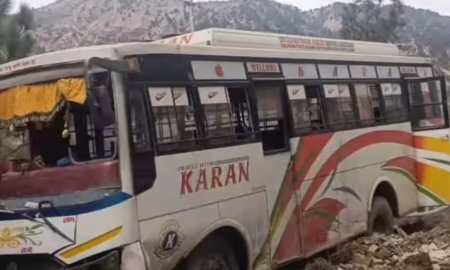 चलती बस पर पहाड़ी से गिरा मलवा, दो यात्री घायल