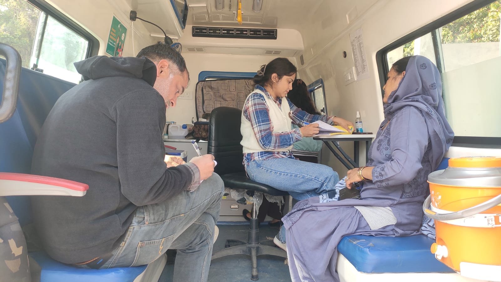 नादौन में हंस फाउंडेशन ने लगाया निःशुल्क मेडिकल कैंप, 40 से अधिक लोगों की हुई जांच