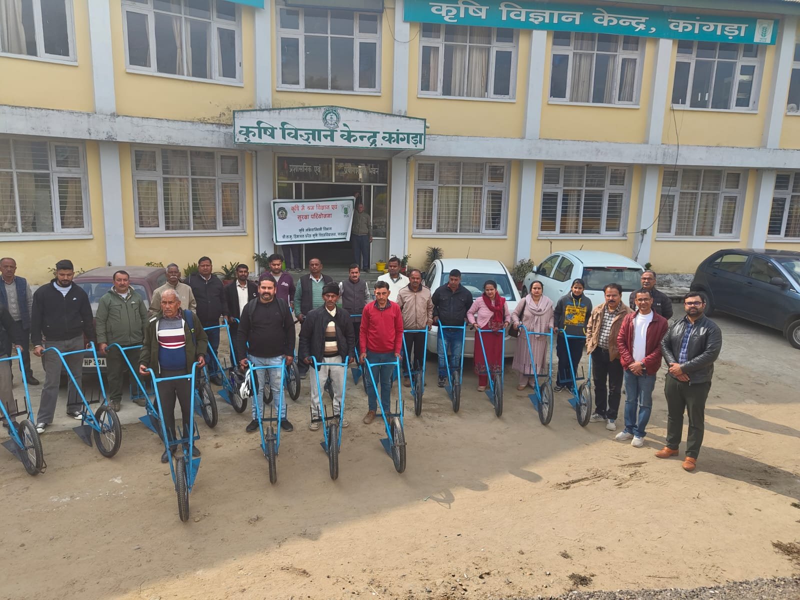 कृषि विज्ञान केंद्र कांगड़ा में किसानों को वितरित किए फार्म टूल 'बाइसिकल प्लाउ'