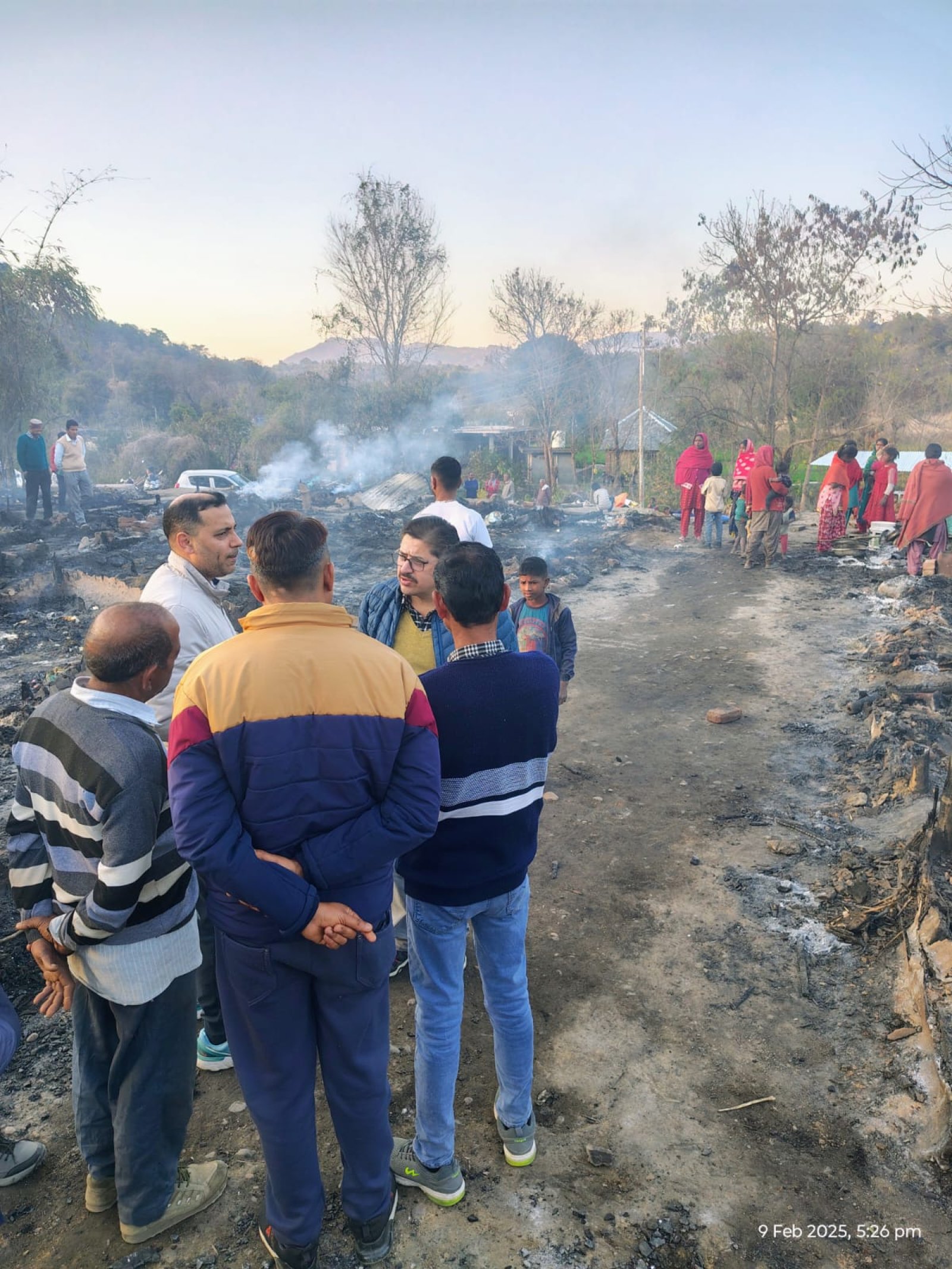 नादौन के फतेहपुर में भीषण आग, 30 झुग्गियां जलकर राख, प्रवासी श्रमिक बेघर