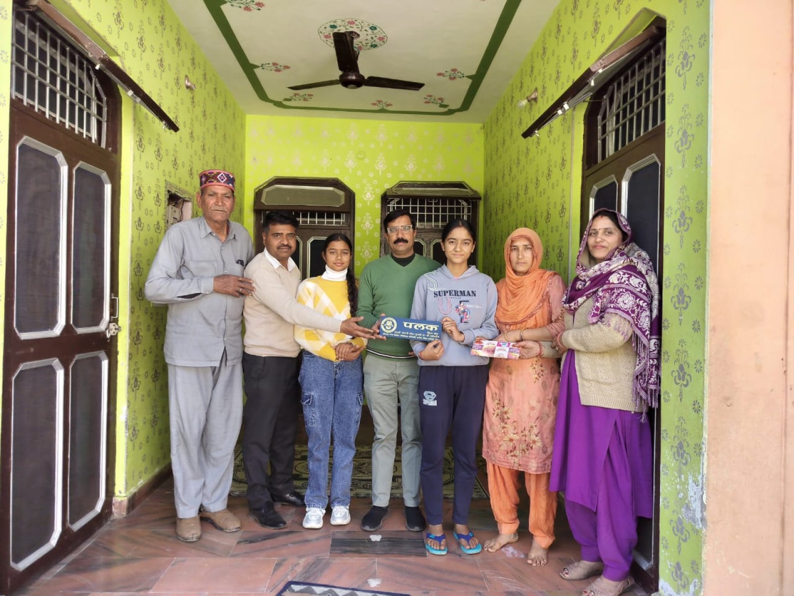 मेधावी पलक के घर लगी 'बेटी की नाम पट्टिका', बेटियों को प्रोत्साहित करने की पहल