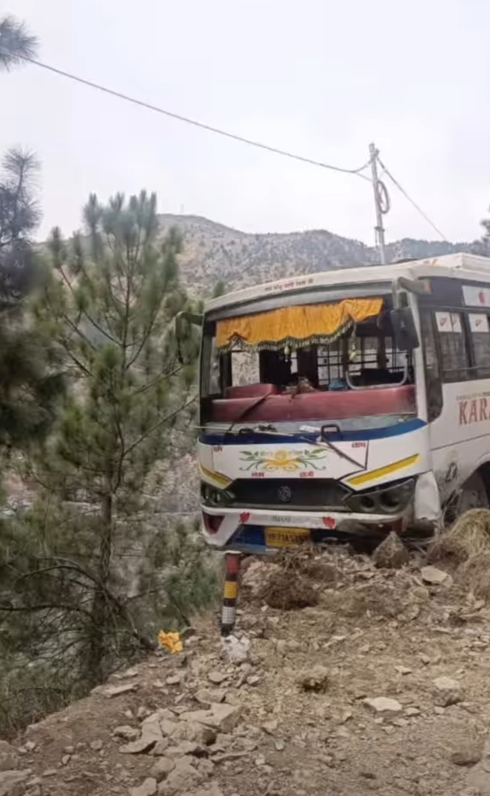 चलती बस पर पहाड़ी से गिरा मलवा, दो यात्री घायल