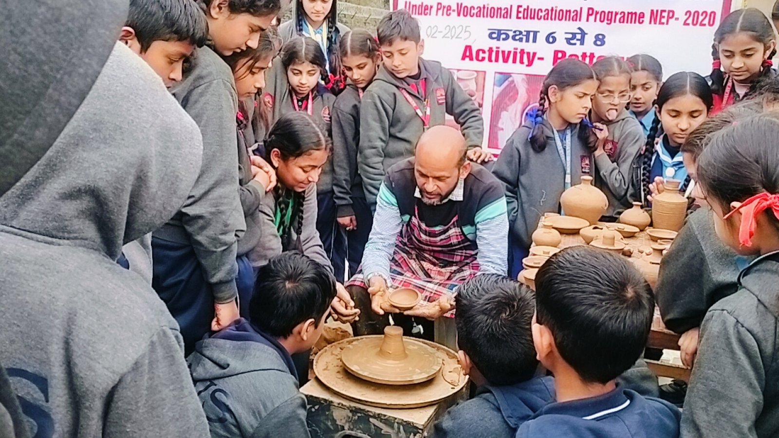 केंद्रीय विद्यालय नादौन में बैगलेस डे का आयोजन, छात्रों ने सीखा व्यवहारिक और रचनात्मक कौशल
