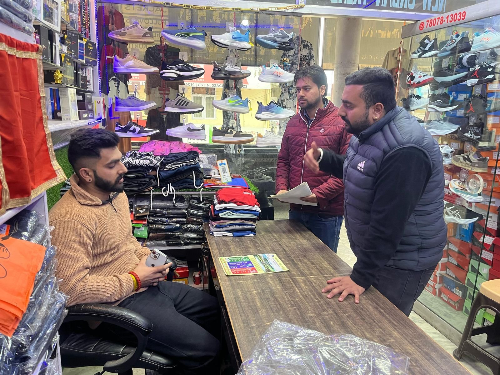 नादौन: स्वच्छ शहर समृद्ध शहर अभियान के तहत दुकानदारों को किया गया जागरूक