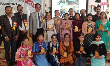 अटल बिहारी वाजपेयी राजकीय महाविद्यालय के मेधावी सम्मानित | विद्यार्थी अपने लक्ष्य निश्चित कर कठिन परिश्रम करें:  डॉ केएस अत्री