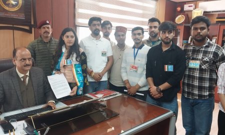 एनएसयूआई ने विश्वविद्यालय प्रशासन के खिलाफ किया धरना प्रदर्शन