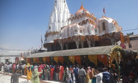 चैत्र नवरात्रों के प्रथम दिन बज्रेश्वरी मंदिर कांगड़ा में श्रद्धालुओं की लगी लंबी कतारें।