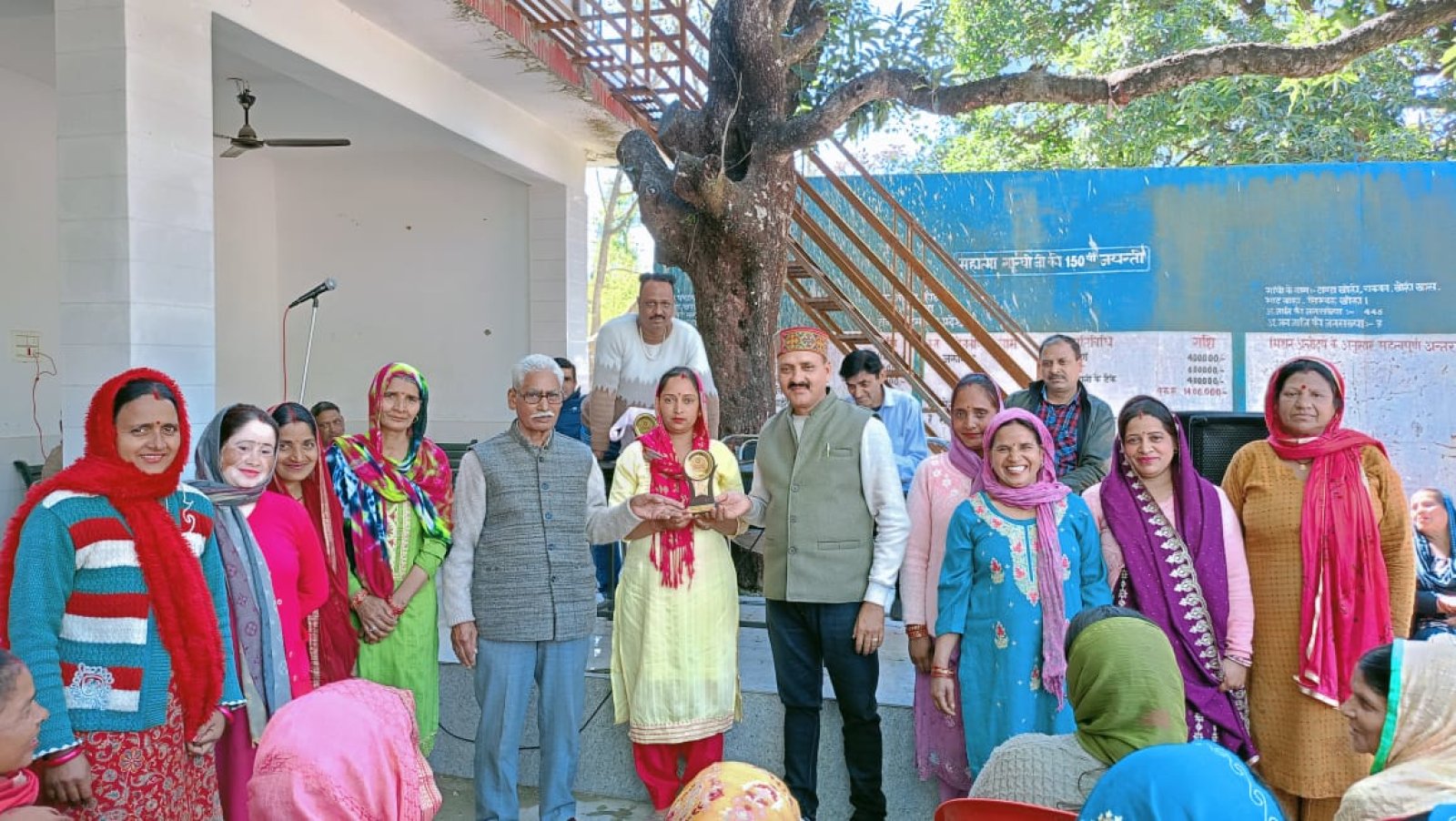ग्राम पंचायत खोली में पंचायत प्रधान ने महिलाओं को किया सम्मानित