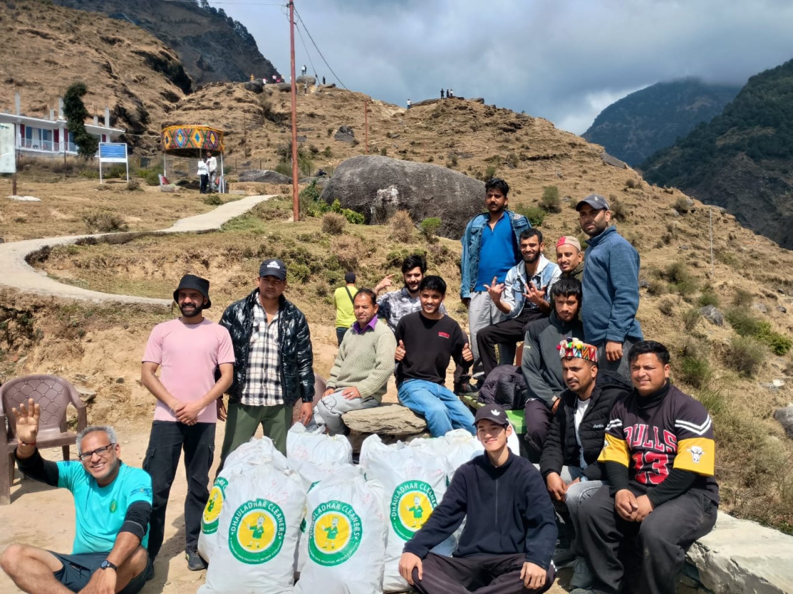 धौलाधार क्लीनर्स  खड़ोता मे  चलाया सफाई अभियान