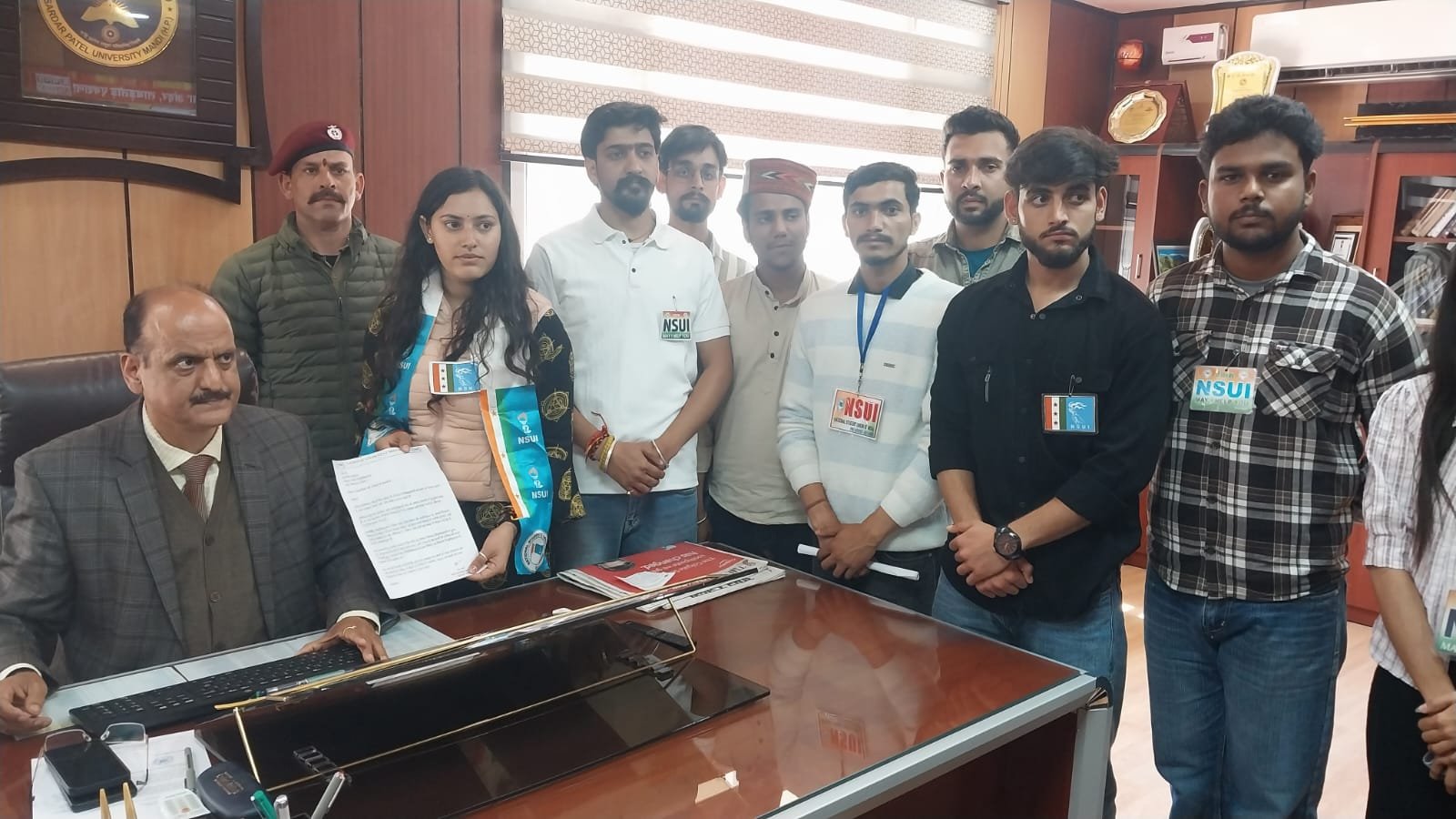 एनएसयूआई ने विश्वविद्यालय प्रशासन के खिलाफ किया धरना प्रदर्शन