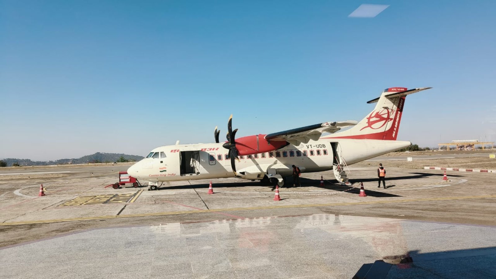 शिमला एयरपोर्ट पर टल गया बड़ा हादसा, फ्लाइट में थे उप मुख्यमंत्री और डीजीपी, धर्मशाला को उड़ान रद्द