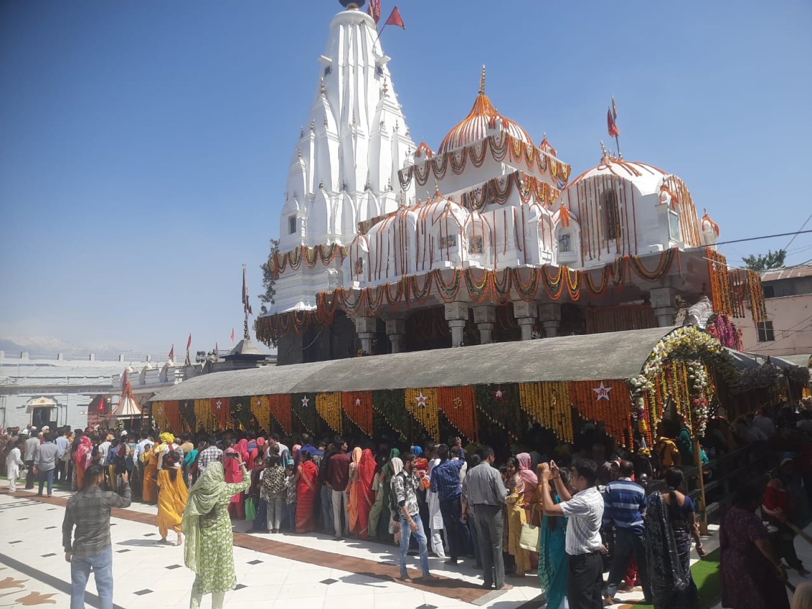 चैत्र नवरात्रों के प्रथम दिन बज्रेश्वरी मंदिर कांगड़ा में श्रद्धालुओं की लगी लंबी कतारें।