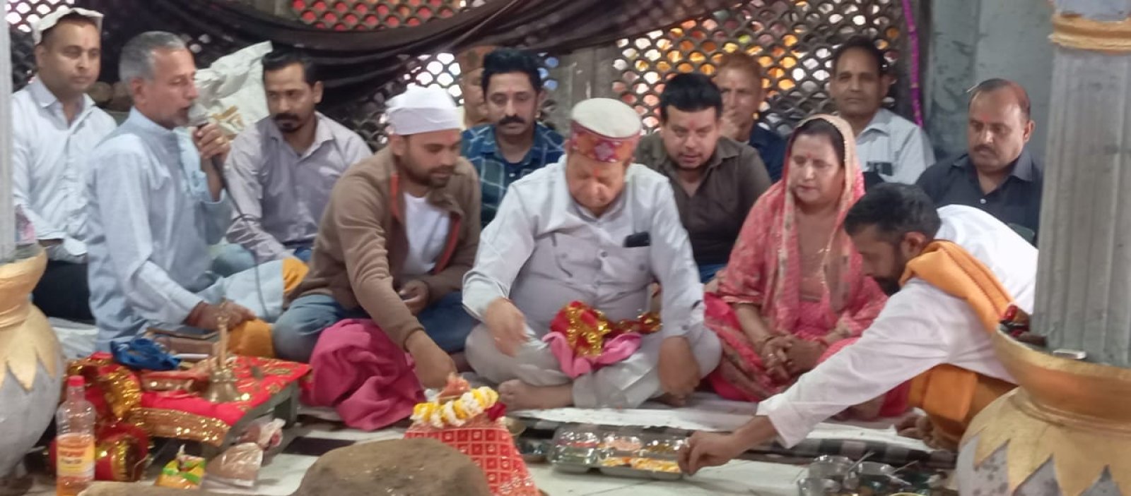 पूर्व विधायक चौधरी सुरेंद्र काकू ने मां बज्रेश्वरी देवी के दर नवाया शीश 